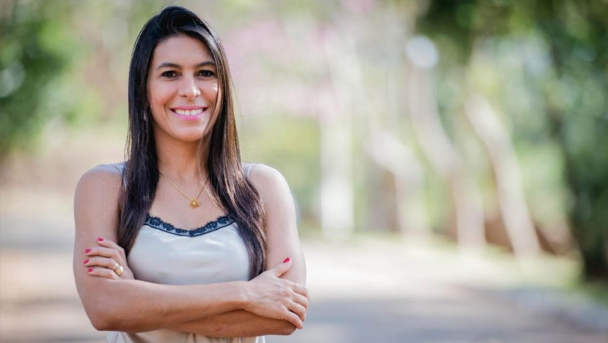 Andreza Caricio saiba mais sobre a escritora que conquistou o Brasil com as suas mensagens diárias de força e poder