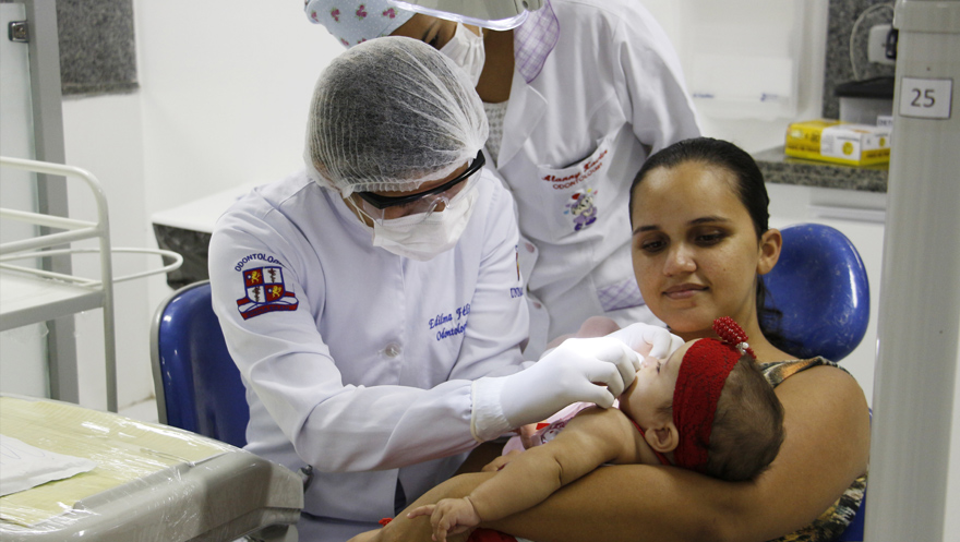 Bebês com microcefalia recebem tratamento odontológico gratuito